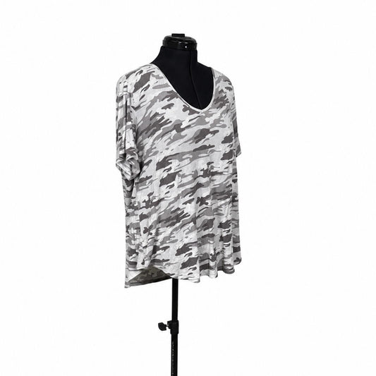 Rue + White and Gray Camo Flowy V-Neck T-Shirt (2X)