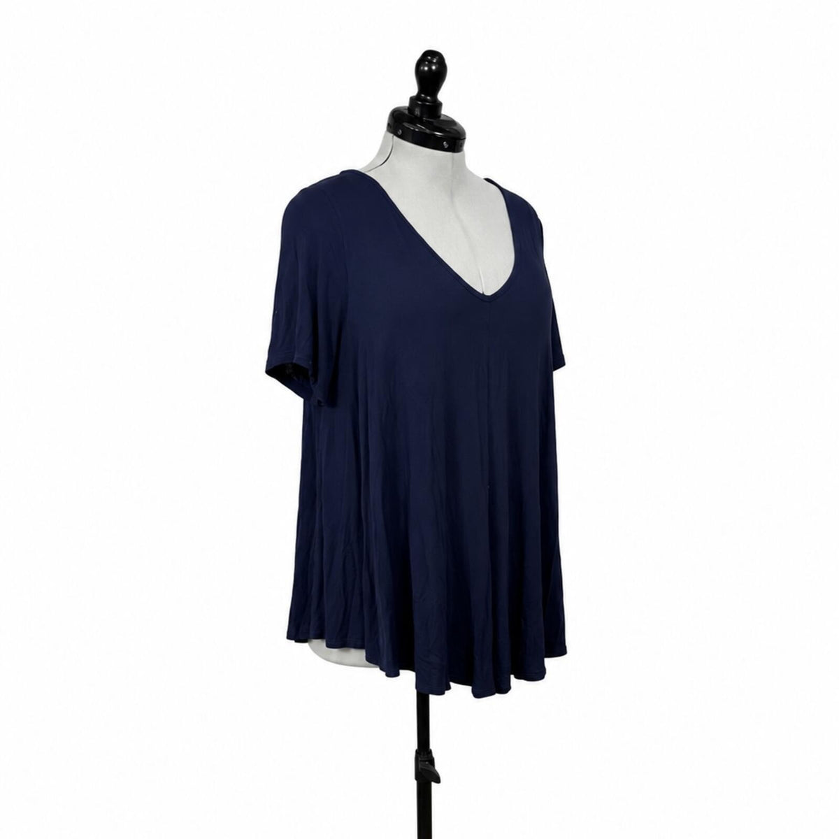 Green Envelope Los Angeles Navy Blue Flowy V-Neck T-Shirt (1X)