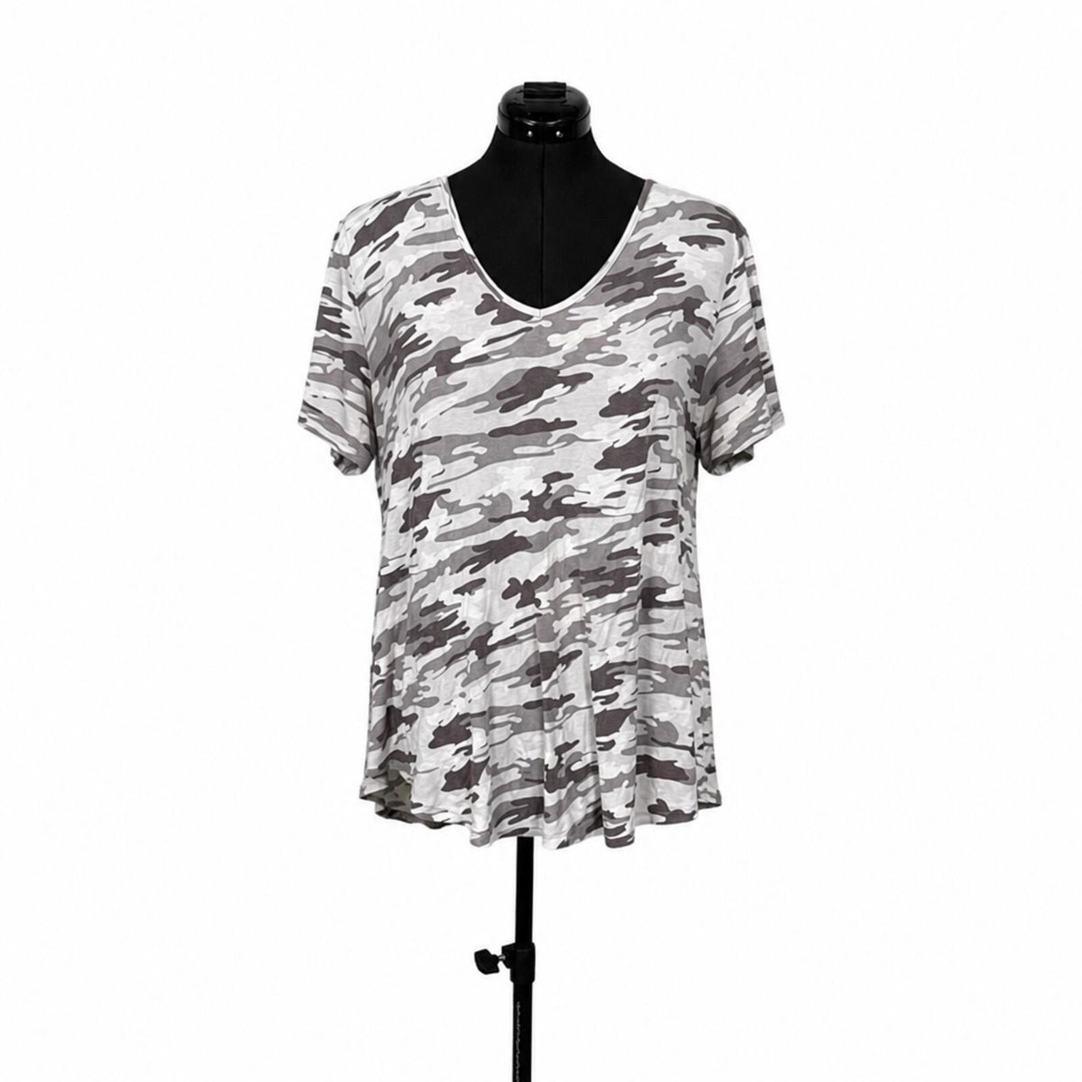 Rue + White and Gray Camo Flowy V-Neck T-Shirt (2X)