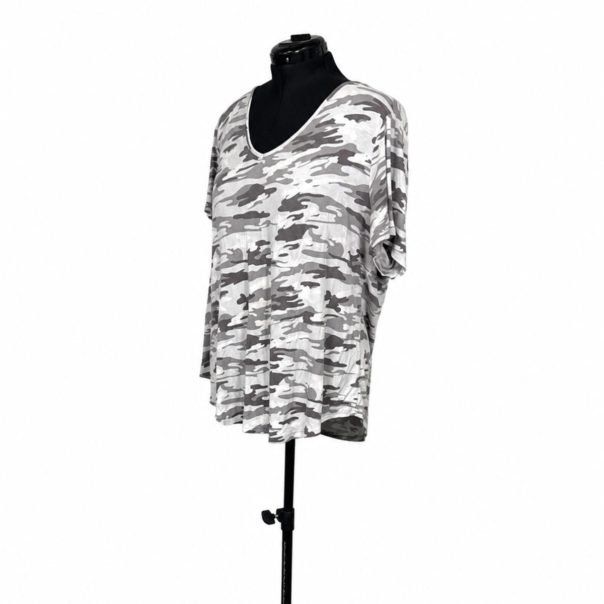 Rue + White and Gray Camo Flowy V-Neck T-Shirt (2X)