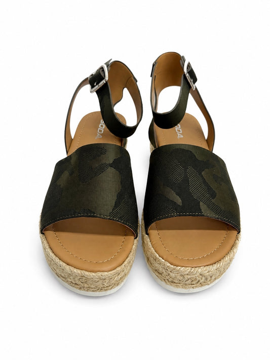 Soda Topic Camouflage Open Toe Ankle Strap Sandal (Size 9)